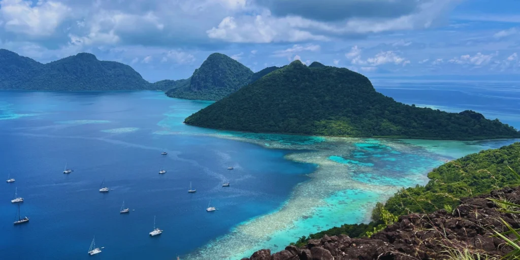 Tropical islands with turquoise waters in semporna- feature image for Semporna 3-island day tour