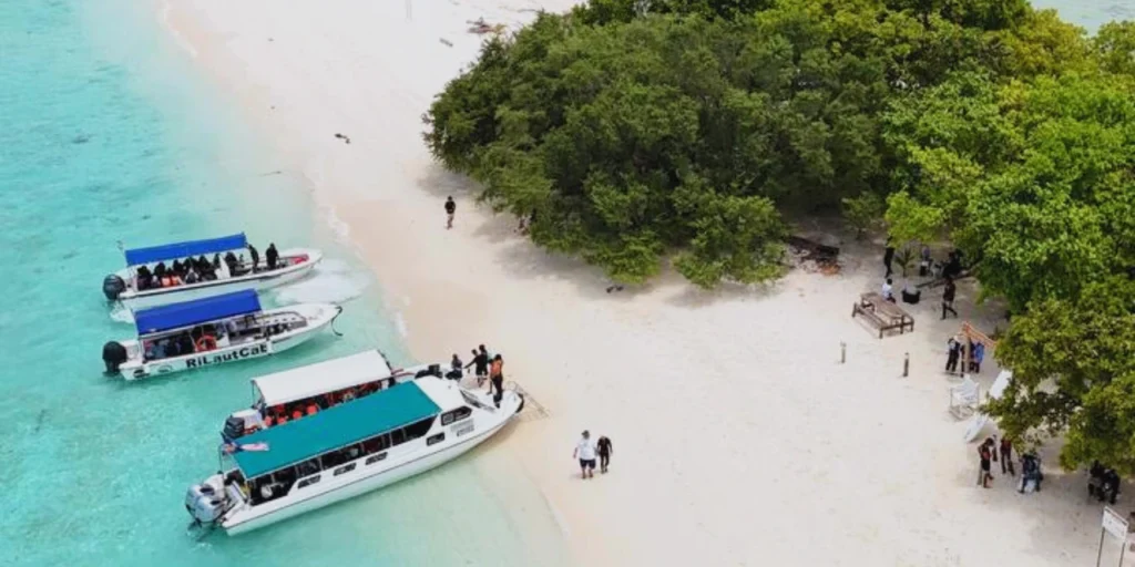 Mataking Island Arrival by Tour Boats- feature image for Semporna Island Hopping Adventure 
